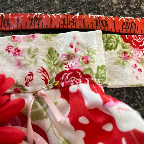 NWT Simply Whimsical Handcrafted, half Apron. Style = Valentine Truffle. - Picture 11 of 12